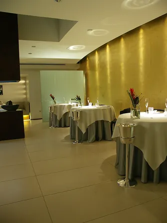 Sala con parete dorata