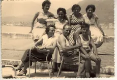 Foto di famiglia d'epoca: un gruppo in posa sulla passeggiata a mare