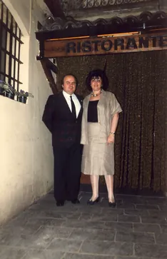 Una coppia in posa davanti all'ingresso del ristorante, anni Sessanta