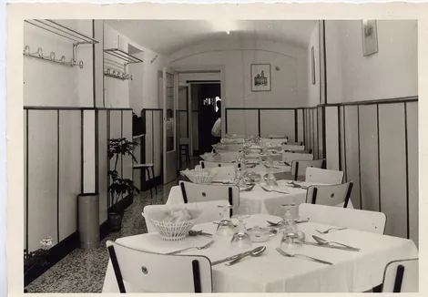 Foto d'epoca della sala: tavoli apparecchiati con tovaglie bianche