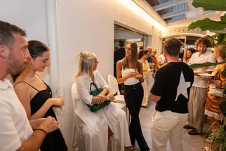 Ospiti in piedi durante un aperitivo al Ristorante Parizzi