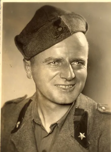 Ritratto d'epoca in divisa militare: il ritorno dalla campagna d'Africa, 1948