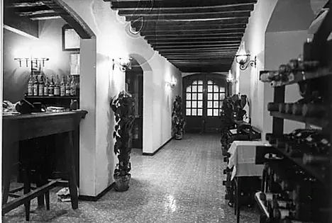 Interno del ristorante negli anni Settanta, con le bottiglie di vino sugli scaffali
