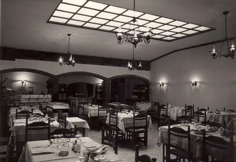 Sala del ristorante negli anni Settanta: tavoli apparecchiati e lampadari