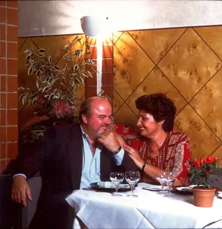 Ugo e Lella Parizzi seduti a un tavolo del ristorante negli anni Ottanta